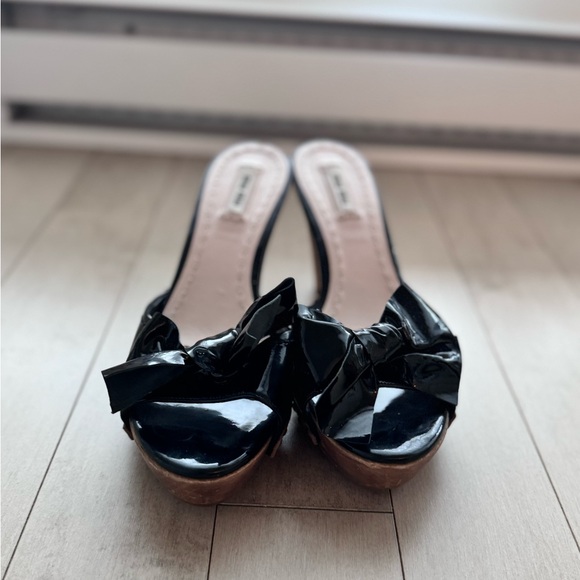 Vintage miu miu patent leather heels. Wooden base. Bow detail. Size 39. Clogs - Picture 3 of 5